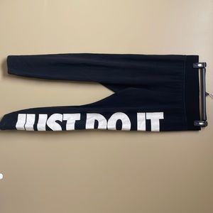 BLACK AND WHITE NIKE LEGGINGS
